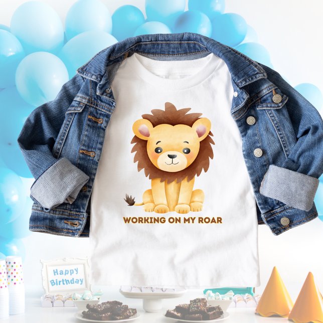 Funny Lion arbeitet an meinem Roar Kleinkind T-shirt (Von Creator hochgeladen)