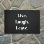 Funny "Live. Lachen. Verlass." Einführung antisozi Fußmatte<br><div class="desc">Schließlich ein inspirierendes Sprichwort für die introvertierten unter uns. "Lebe. Lachen. Verlass." verkündet diesen humorvollen Türmchen, der für Introvertierte, für Antisoziale und sozial Unbehagliche ist, die Gäste mit etwas Abneigung und vielleicht sogar etwas Angst empfangen. Einfache, moderne weiße Typografie auf einem klassischen schwarzen Hintergrund. Unerwartet, sonderbar und nur ein wenig...</div>