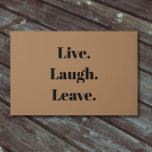 Funny "Live. Lachen. Verlass." Einführung antisozi Fußmatte<br><div class="desc">Schließlich ein inspirierendes Sprichwort für die introvertierten unter uns. "Lebe. Lachen. Verlass." verkündet diesen humorvollen Türmchen, der für Introvertierte, für Antisoziale und sozial Unbehagliche ist, die Gäste mit etwas Abneigung und vielleicht sogar etwas Angst empfangen. Einfache, moderne schwarze Typografie auf einem klassischen, kokettfarbenen Hintergrund. Unerwartet, sonderbar und nur ein wenig...</div>