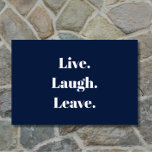 Funny "Live. Lachen. Verlass." Einführung antisozi Fußmatte<br><div class="desc">Schließlich ein inspirierendes Sprichwort für die introvertierten unter uns. "Lebe. Lachen. Verlass." verkündet diesen humorvollen Türmchen, der für Introvertierte, für Antisoziale und sozial Unbehagliche ist, die Gäste mit etwas Abneigung und vielleicht sogar etwas Angst empfangen. Einfache, moderne weiße Typografie auf einem klassischen marineblau Hintergrund. Unerwartet, sonderbar und nur ein wenig...</div>