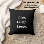 Funny "Live. Lachen. Verlass." Einführung antisozi Kissen<br><div class="desc">Schließlich ein inspirierendes Sprichwort für die introvertierten unter uns. "Lebe. Lachen. Verlass." verkündet dieses humorvolle Kissen, das für Introvertierte, sozial und sozial unbeholfen ist, die Gäste mit etwas Abneigung und vielleicht sogar etwas Angst empfangen. Einfache, moderne weiße Typografie auf einem klassischen schwarzen Hintergrund. Unerwartet, sonderbar und nur ein wenig sarkastisch,...</div>