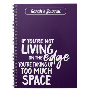 Funny Living on Edge Motivierend Sprichwort Lila Notizblock