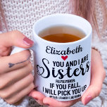 Funny Love Sister Zitat, wenn Sie Herzenname falle Kaffeetasse<br><div class="desc">Ein lustiges Geschenk für Ihre Schwester mit dem Zitat: "Sie und ich sind Schwestern,  denken Sie daran: Wenn Sie fallen,  hole ich Sie ab,  nachdem ich mit dem Lachen fertig bin."</div>
