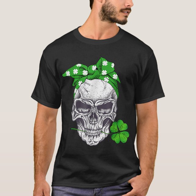 Funny Lucky Skull Messy Bun Happy St Patricks Day T-Shirt (Vorderseite)