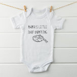Funny Mamas kleine Soup Dumpling Baby Strampler<br><div class="desc">Funny Sprichwort für Ihre kleine Suppe dumm mit dummen Grafiken und Stäbchen.</div>