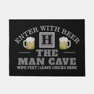 Funny MAN CAVE mit Monogram und Bier auf BLACK Fußmatte