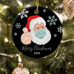 Funny Masked Santa Gedenkfeier Weihnachten Keramik Ornament<br><div class="desc">Ein Gedenkschmuck,  um ein Jahr zu erinnern! Mit einem maskierten Weihnachtsmann mit Schneeflocken,  'Frohe Weihnachten' in Kalligrafieschrift Text und das Jahr. Auf der Rückseite können Sie Ihre Weihnachtsschmuck mit Ihrem Familiennamen personalisieren.</div>