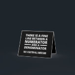 Funny Math FINE LINE NUMERATOR DENOMINATOR<br><div class="desc">Geschenk für einen Mathematiklehrer,  Mathematikprofessor,  Mathematiker,  alle,  die Mathematik Lieben. Abschluss für einen Mathematikunterricht. Es gibt eine feine Linie zwischen einem Zähler und einem Nenner - nur ein Teil versteht das!</div>