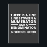 Funny Math FINE LINE NUMERATOR DENOMINATOR Postkarte<br><div class="desc">Geschenk für einen Mathematiklehrer,  Mathematikprofessor,  Mathematiker,  alle,  die Mathematik Lieben. Abschluss für einen Mathematikunterricht. Es gibt eine feine Linie zwischen einem Zähler und einem Nenner - nur ein Teil versteht das!</div>