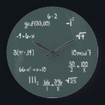 Funny Math Genius Geek Große Wanduhr<br><div class="desc">Funny Mathe Genie Wanduhr. Einfache Wanduhr der Mathematikgleichung. Pop Quiz. Gutes Geschenk für Ihren Mathematikassistenten. Weiße Kreide mit grünem Kreideboden. elpgeek</div>