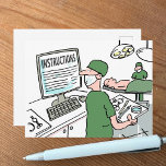 Funny Medical Card - Anleitung für Chirurgen-Karo Postkarte<br><div class="desc">Ein lustiger medizinischer Cartoon. Der Chirurg ist dabei,  eine Operation in einem Operationssaal durchzuführen und prüft online die Anweisungen. Medizinischer Spaß.</div>