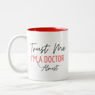 Funny Medical School, glauben Sie mir, ich bin fas Zweifarbige Tasse