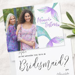 Funny Mermaid Sisters Bridesmaid Foto Vorschlag Postkarte<br><div class="desc">Eine lustige Bridesmaid-Vorschlagskarte mit lustigem Mermaid-Thema und individuellem Foto, das im vertikalen Porträtformat angezeigt wird. Auf der Vorderseite der Karte steht "We mermaid to be sisters" in der Meerjungfrau-Typografie mit Meerjungfrau-Schwänzen. Auf der Rückseite der Karte steht "[Name der Brautjungfrau], den Sie mermazing sind. Junggesellinnenabschiede? [Name der Braut]" in Koordination von...</div>