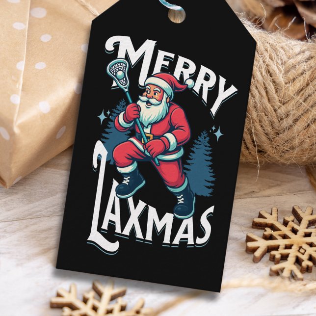 Funny Merry Laxmas Lacrosse Christmas Gift Tag Geschenkanhänger (Merry Laxmas” gift tag with Santa holding a lacrosse stick on a festive wooden background.)