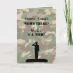 Funny Military Birthday Knock Knock Joke Karte<br><div class="desc">Diese humorvolle Grußkarte für ein Mitglied der Armee, des Militärs oder der Streitkräfte hat die Silhouette eines Soldaten, der auf einem Tarnkappengrund feiert. Es hat einen G.I. Klopfscherwitz mit einer lustigen Antwort. —Sie können die Stanzzeilenwörter in der Vorlage ändern, um sie zu personalisieren. Es heißt Happy Birthday, aber Sie können...</div>