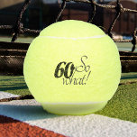 Funny Modern 60 so, was Motivierend 60. Geburtstag Tennisbälle<br><div class="desc">Diese Tennisbälle sind perfekt für jemanden,  der den 60. Geburtstag feiert. Sie sind mit einem lustigen und motivierend Zitat 60 so was,  und sind perfekt für eine Person mit einem Sinn für Spaß. Toll als lustiges Geburtstagsgeschenk.</div>