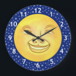 Funny Moon Man Außenraum Vintag Große Wanduhr<br><div class="desc">Dieses originelle Uhrendesign stammt aus einem antiken Bild eines lächelnden Mondgesichts. Es könnte auch die Sonne sein. Es hat ein breites Lächeln und ein wenig gekreuzte Augen - weil es auf der Nase starrt. Die Zahlen sind weiß auf einem Feld von grauen Sternen in einem blauen Himmel / Himmel. Dies...</div>