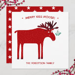Funny Moose Feiertagskarte<br><div class="desc">Merry Kiss Moose lustige rot-weiße Weihnachtskarte mit einem whimsical Elch oder Elch mit einem Haufen Misteloe an seinen Antler gebunden,  in der Hoffnung auf einen frechen Kuss. Ändern oder entfernen Sie den Familiennamen,  und ändern Sie die Nachricht,  um sie anzupassen.</div>