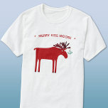 Funny Moose Holiday T-Shirt<br><div class="desc">Merry Kiss Moose lustige rot-weiße Weihnachtsferien-Design mit einem whimsical Elch oder Elch mit einem Haufen Misteloe an seinen Antler gebunden, in der Hoffnung auf einen frechen Kuss. Ideal für Tierfreunde, ob im Winter oder zu Weihnachten im Juli. Ändern oder entfernen Sie die zu anpassende Nachricht.</div>