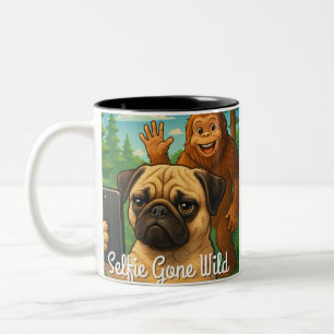 Funny Mops Bigfoot Photobomb - Selfie Gone Wild Zweifarbige Tasse
