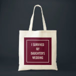 Funny Mother of the Bride Zitat | Red Merlot Tragetasche<br><div class="desc">Diese schicke,  lustige Tasche ist perfekt für die Brautmutter,  die die Hochzeit überlebt! Ein roter Wein Merlot Farbe Design sagt: "Ich habe die Hochzeit meiner Tochter überlebt".</div>
