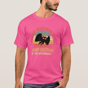 Funny Mothman Cryptid Ich küsste Mothman im Lampe T-Shirt