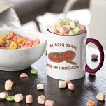 Funny My Mais Schlange Ate meine Zuhause Work Pet  Tasse<br><div class="desc">Diese komische Tasse ist perfekt für Besitzer von Schlangen. Es zeigt eine coiled Maisschlange und den Slogan: MY CORN SNAKE ATE MY HAUSAUFGABEN.</div>