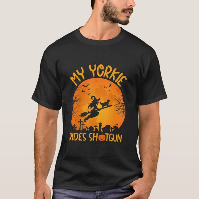Funny My Yorkie Rides Shotgun Hexe Halloween  T-Shirt (Vorderseite)