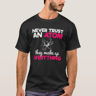 Funny Nerdy vertraut niemals einer Atom Periodic C T-Shirt