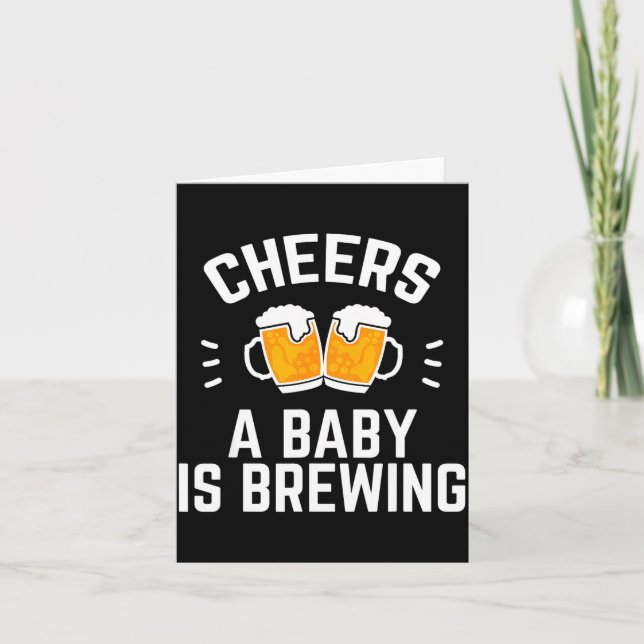 Funny New Dad Baby Shower Cheers A Baby Is Brewing Karte (Vorderseite)