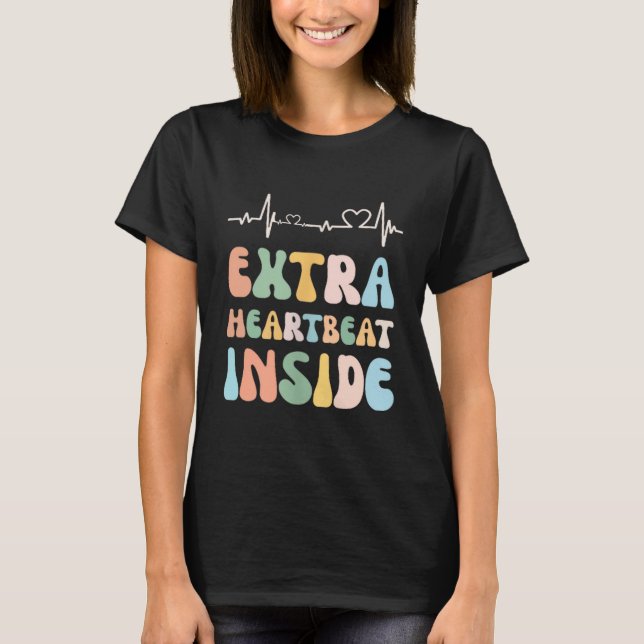 Funny New Mom Extra Heartbeat Inside Pregnancy Ann T-Shirt (Vorderseite)