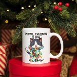 Funny Niedlich Crazy Cat I Am Fine Lights Teachnam Kaffeetasse<br><div class="desc">Funny Zitat Typografie " Ich bin in Ordnung,  alles ist in Ordnung" mit niedlicher Katze und gezinkten Vintag bemalten Weihnachtssaiten Lichter,  personalisiertes Geschenk für einen Lehrer.</div>