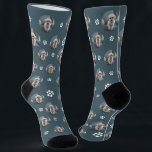 Funny Niedlich Pet Hund/Cat Foto Pawprint Socken<br><div class="desc">Passen Sie diese lustigen Socken mit einem Foto Ihres eigenen Hundes an, eine Katze in einem modernen, kreisförmigen Muster auf einem graublauen Hintergrund, der mit niedlichen kleinen weißen Pfoten mit zentrierten Herzen in jede Farbe verändert werden kann. Diese Socken sind ein tolles Geschenk für Hunde- oder Katzenliebhaber und eine gute...</div>
