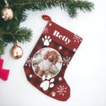 Funny niedlich red black kariert dog pet Foto Weih Kleiner Weihnachtsstrumpf<br><div class="desc">Funny niedlich rustikal roter karierter Hund Foto Weihnachten mit essbaren weißen Hund Pfoten Pfoten und Schneeflocken,  fügen Sie Ihr Haustier Foto.</div>