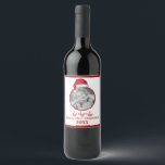 Funny Niedlich Red Christmas Foto Weinetikett<br><div class="desc">Gemalte kalkartige Weihnachtsmannmütze mit flauschigem,  weißem und rotem Samt. Frohe Weihnachten grüßen an alle mit diesem lustigen,  niedlichen,  whimsy Design. Ein malerischer Effekt für das flauschige,  weiße Fell und die tiefen Rottöne für den samtigen Hut des Weihnachtsmanns. Machen Sie Ihre Weihnachten fröhlich und hell mit diesem lustigen Design.</div>