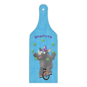 Funny niedlicher Nashorn jonglieren auf Einrad Schneidebrett