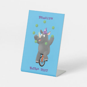 Funny niedlicher Nashorn jonglieren auf Einrad Sockelschild