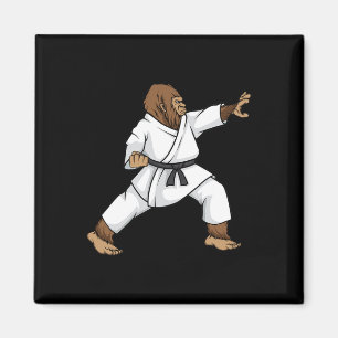 Funny Ninja Bigfoot Doing Karate mit Samurai Desi Magnet