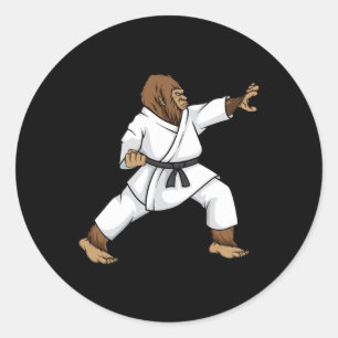 Funny Ninja Bigfoot Doing Karate mit Samurai Desi Runder Aufkleber