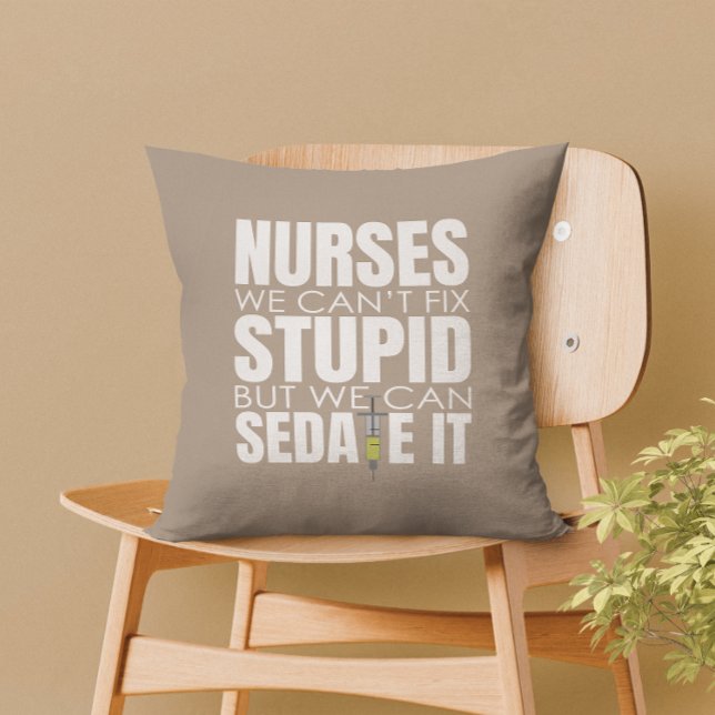 Funny Nurse können wir nicht dumm machen Kissen (Nurses can’t fix stupid, but we can sedate it – a perfect touch of humor for your home decor.)