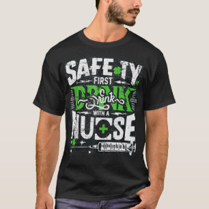 Funny Nurse Safety First Drink mit einem Nurse Bee T-Shirt