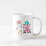 Funny Nurse Sprichwort mit Big Hypodermic Needle Kaffeetasse<br><div class="desc">Eine Kaffee-Tasse mit einem humorvollen Sprichwort: Zuerst trinke ich den Kaffee, dann rettete ich das Leben. Ideal für Krankenschwestern. Eine Darstellung einer Krankenschwester, die eine niedliche, altmodische Krankenschwester trägt und eine riesige, hypodermische Nadel trägt.</div>