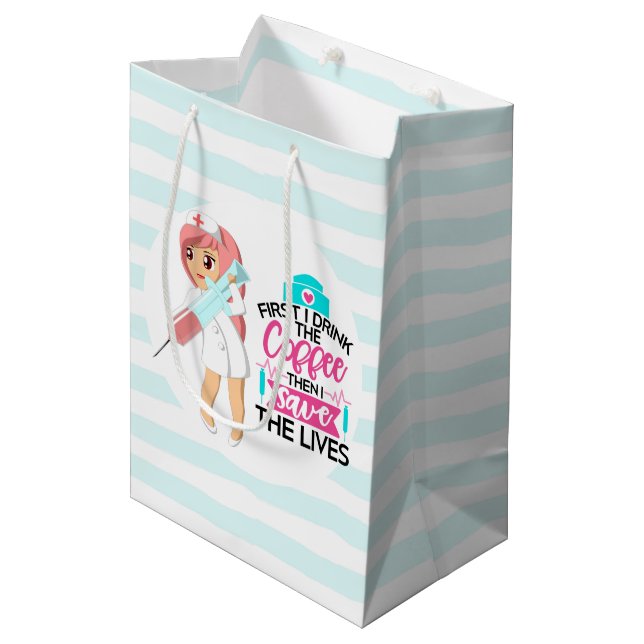 Funny Nurse Sprichwort mit Big Hypodermic Needle Mittlere Geschenktüte (Vorderseite Schrägansicht)