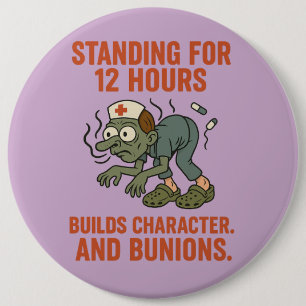 Funny Nurse Zombie Stehend für 12 Stunden. Dunkler Button