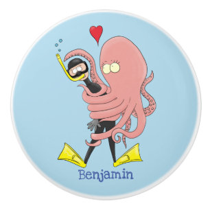 Funny octopus umarmt Taucher Cartoon Spaß Keramikknauf