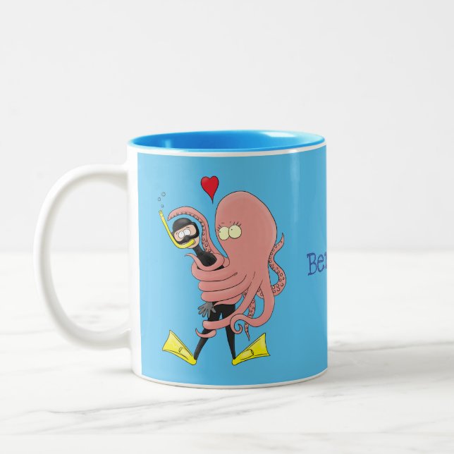 Funny octopus umarmt Taucher Cartoon Spaß Zweifarbige Tasse (Links)