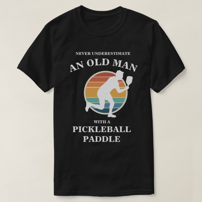 Funny Old Man Pickleball Paddle Player Retro T-Shirt (Design vorne)