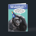 Funny Older Vergessful Chimpanzee Geburtstag Karte<br><div class="desc">Wenn du älter wirst,  ist es an der Zeit,  die großen Fragen des Lebens fragen...  wie,  Wo ist meine Brille? Wer hat meine Schlüssel genommen? Warum bin ich in dieses Zimmer gegangen? Wichtige Fragen! Je älter wir werden,  desto mehr Fragen haben wir,  oder? Liebliche Geburtstagskarte für das alternde Babyboomer.</div>