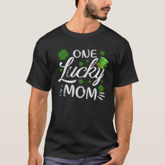Funny One Lucky Mom Matching Family Saint Patrick' T-Shirt