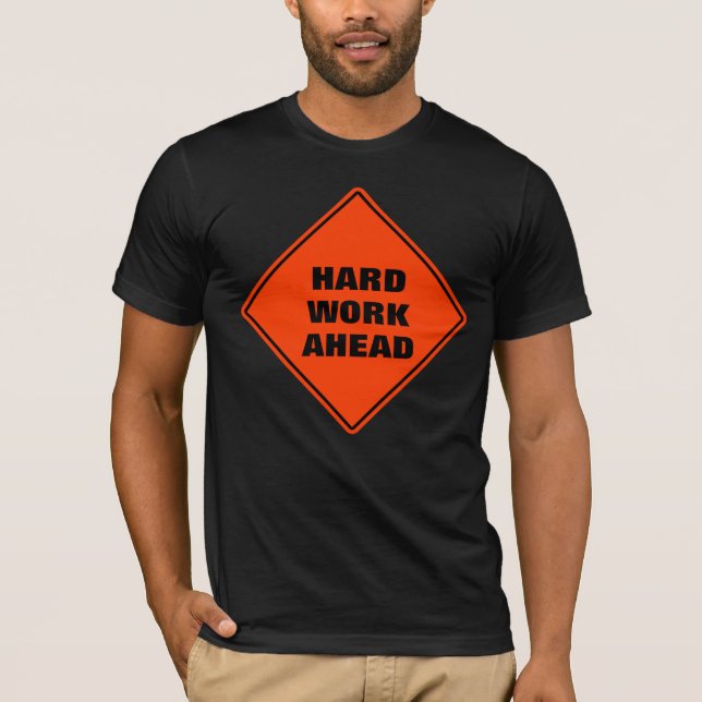 Funny orange harte Arbeit voraus Vorsicht Wegweise T-Shirt (Vorderseite)
